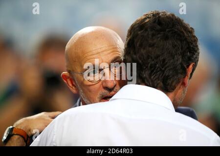 Spagna U21 testa allenatore Luis de la Fuente parla con Francia U21 testa allenatore Sylvain Ripoll Foto Stock