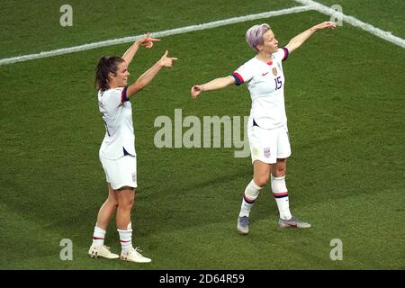 USA's Megan Rapinoe (a destra) celebra il suo secondo obiettivo laterale del gioco Foto Stock