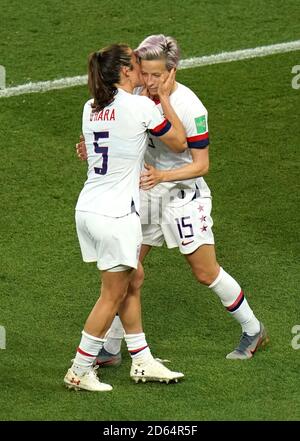 USA's Megan Rapinoe (a destra) celebra il suo secondo gol laterale del gioco con il compagno di squadra Kelley o'Hara Foto Stock