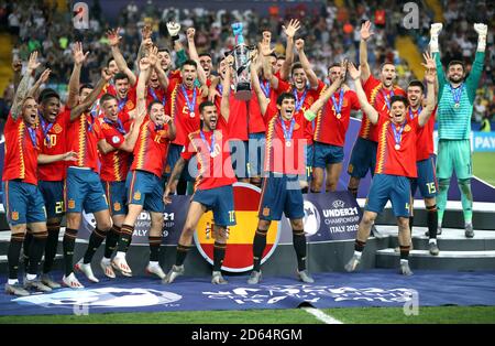 Il capitano della Spagna Jesus Vallejo (a destra) e la Spagna Dani Caballos (a sinistra) celebrano mentre alzano il trofeo dopo aver vinto la finale europea UEFA Under-21 Championship Foto Stock