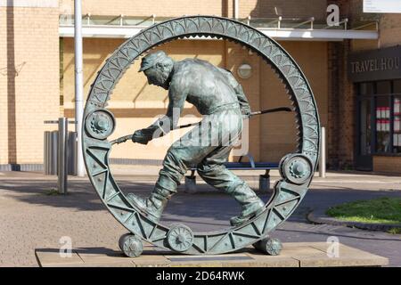 Monumento minerario sul lungofiume a piedi dal fiume Afan, Port Talbot, Neath & Port Talbot County Borough, Galles (Cymru), Regno Unito Foto Stock