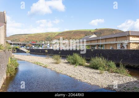 Fiume Afan dal vecchio ponte di pietra, Port Talbot, Neath & Port Talbot County Borough, Galles (Cymru), Regno Unito Foto Stock