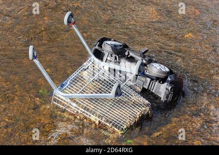 Supermercato trolley & auto per bambini scaricati in River Afan, Riverside Walk, Port Talbot, Neath & Port Talbot County Borough, Galles (Cymru), Regno Unito Foto Stock