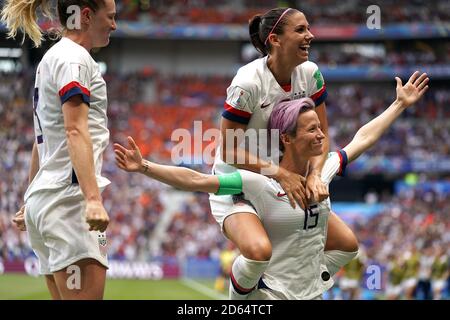 USA's Megan Rapinoe (a destra) celebra il punteggio del suo primo gol laterale del gioco dal punto di penalità con il compagno di squadra Alex Morgan (in alto) Foto Stock