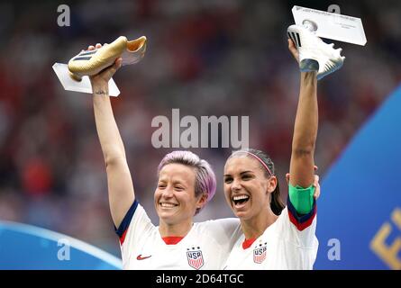 Megan Rapinoe degli Stati Uniti (a sinistra) e Alex Morgan con l'adidas Golden Boot e l'adidas Silver Boot rispettivamente dopo il fischio finale Foto Stock