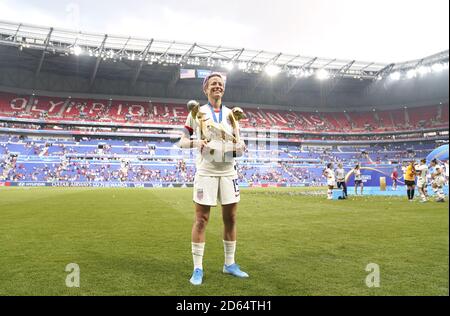 Il Megan Rapinoe degli Stati Uniti festeggia con il suo premio adidas Golden Boot, il premio adidas Golden Ball e il Trofeo Coppa del mondo delle donne FIFA dopo il fischio finale Foto Stock