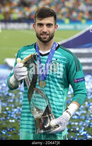 Spagna il portiere U21 Antonio Sivera festeggia con il trofeo dopo aver vinto la finale europea UEFA Under-21 Championship Foto Stock