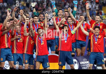 Il capitano della Spagna Jesus Vallejo (a destra) e Dani Caballos (a sinistra) celebrano il loro sollevamento dopo aver vinto la finale del Campionato europeo UEFA Under-21 Foto Stock