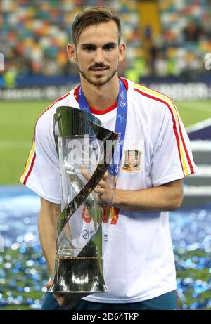 Spagna Fabian Ruiz pena festeggia con il trofeo dopo aver vinto la finale europea UEFA Under-21 Championship Foto Stock