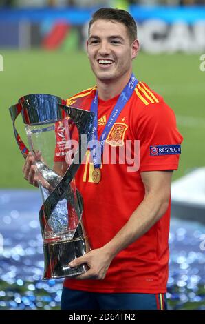 Spagna Manu Vallejo festeggia con il trofeo dopo aver vinto la finale europea UEFA Under-21 Championship Foto Stock