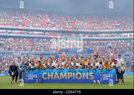 I giocatori degli Stati Uniti posano con il trofeo della Coppa del mondo delle donne FIFA dopo il gioco. Foto Stock