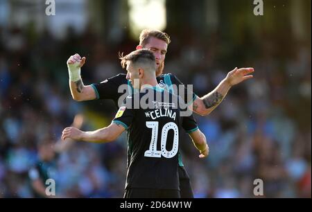 Il Bersant Celina di Swansea City (a sinistra) celebra il suo primo gol laterale del gioco con il compagno di squadra Oli McBurnie (a destra) Foto Stock