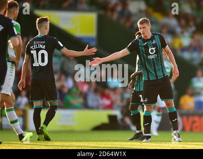 Jay Fulton (a destra) di Swansea City festeggia il secondo gol del gioco con il compagno di squadra Bersant Celina (a sinistra) Foto Stock