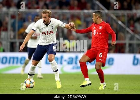 Harry Kane (a sinistra) di Tottenham Hotspur e Thiago (a destra) del Bayern Munich si sfidano per la palla Foto Stock