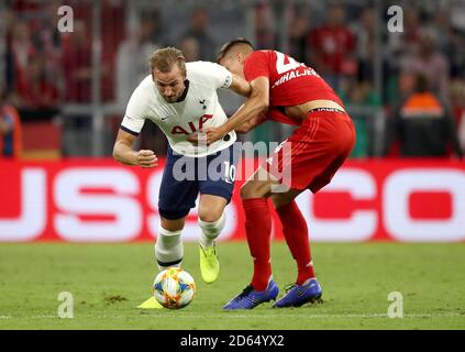 Harry Kane (a sinistra) di Tottenham Hotspur e Ivan Mihaljevic (a destra) del Bayern Monaco lottano per la palla Foto Stock