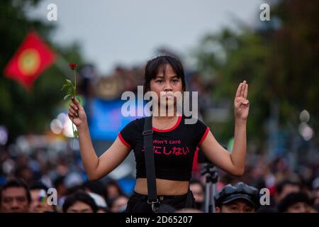 Bangkok, Bangkok, Thailandia. 14 ottobre 2020. Un dimostratore a favore della democrazia che detiene una rosa fa un saluto triplice in occasione di una manifestazione per chiedere al governo di dimettersi, sciogliere il parlamento e tenere nuove elezioni in base a una Costituzione riveduta. I manifestanti hanno espresso un saluto a tre dita per i "Giochi della fame", in segno di diffusione del sostegno alle proteste guidate dagli studenti. Migliaia di manifestanti si sono riuniti al monumento della democrazia di Bangkok per marciare alla Casa del Governo. Il movimento di protesta di tre mesi sta lentamente guadagnando più sostegno. La polizia ha cercato inizialmente di impedire alla marcia di raggiungere il suo destino Foto Stock