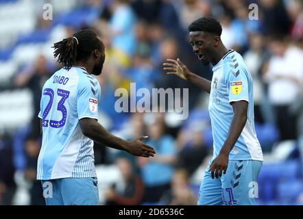 Jordy Hiwula (a destra) di Coventry City celebra il suo primo gol laterale del gioco con terammate Fankaty Dabo Foto Stock