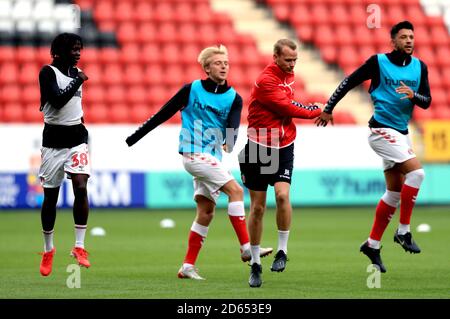 La Junior Qualitirna di Charlton Athletic (a sinistra) durante la pre-partita si riscalda prima dell'inizio della partita Foto Stock