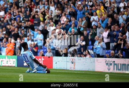 Jordy Hiwula di Coventry City celebra il suo primo gol laterale del gioco di fronte ai tifosi della casa Foto Stock