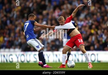 I Mads Andersen di Birmingham City (a sinistra) e Luke Thomas di Barnsley (a destra) combattono per la palla Foto Stock