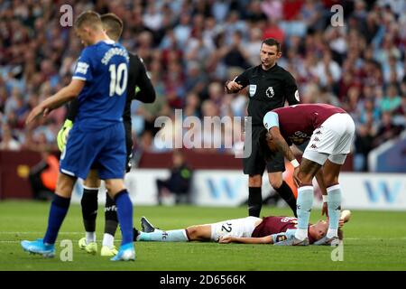 Aston Villa's Tyrone Mings (a destra) con il compagno di squadra Bjorn Engels dopo uno scontro Foto Stock