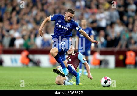 Aston Villa's John McGinn (a destra) scivola su Everton's Gylfi Sigurdsson (a sinistra) Foto Stock