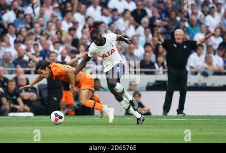 Davinson Sanchez (a destra) di Tottenham Hotspur sfida Yoshinori Muto del Newcastle United Foto Stock