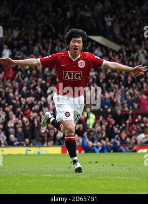 Il Ji-Sung Park di Manchester United celebra il traguardo di apertura il gioco Foto Stock