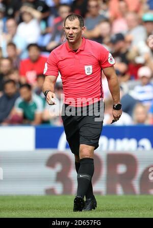 Arbitro della corrispondenza Tim Robinson Foto Stock