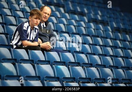 I sostenitori di West Bromwich Albion negli stand prima del gioco contro Blackburn Rovers' Foto Stock