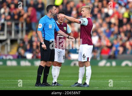 L'arbitro Chris Kavanagh (a sinistra) parla con ben Mee di Burnley Foto Stock