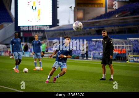 Callum o'Hare (centro) di Coventry City si riscalda davanti alla partita Foto Stock