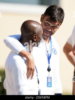 Paulo Ferreira guarda dagli stand Foto Stock