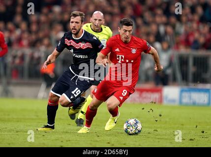 Robert Lewandowski del Bayern Monaco (a destra) e la battaglia di Nemanja Milunovic (a sinistra) di Belgrado della Red Star per la palla Foto Stock