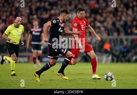 Milos Degenek (a sinistra) del Bayern Monaco e Robert Lewandowski (a destra) del Bayern Monaco battaglia per la palla Foto Stock