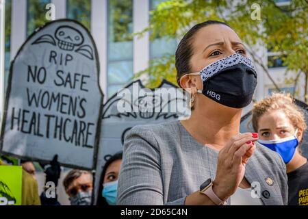 STATI UNITI. 14 ottobre 2020. Assemblywoman Catalina Cruz che parla al rally. Gruppi di attivisti politici, funzionari eletti locali e cittadini interessati si sono riuniti a Brooklyn, il 14 ottobre 2020, al di fuori del Tribunale distrettuale degli Stati Uniti, per il distretto orientale di New York, nell'ambito delle proteste coordinate a livello nazionale a favore del pubblico, E si oppone vocalmente a qualsiasi audizione o conferma di qualsiasi nuovo giudice della Corte Suprema fino a dopo l’insediamento del prossimo presidente. (Foto di Erik McGregor/Sipa USA) Credit: Sipa USA/Alamy Live News Foto Stock