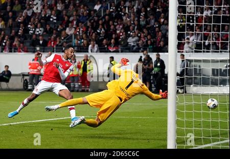 Pierre-Emerick Aubameyang dell'Arsenal (a sinistra) scatta un colpo sull'obiettivo Foto Stock