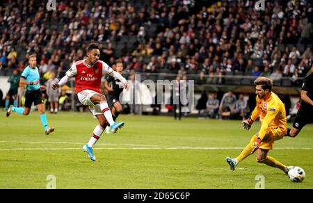 Pierre-Emerick Aubameyang (a sinistra) dell'Arsenal segna il terzo gol della partita Foto Stock