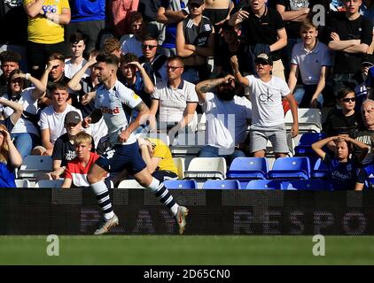 Il Sean McGuire del North End di Preston celebra dopo che segna il suo primo gol laterale. Foto Stock