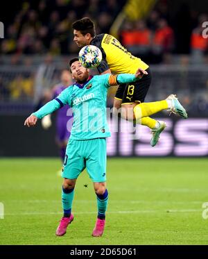 Lionel messi di Barcellona (a sinistra) e Raphael Guerreiro (a destra) di Borussia Dortmund combattono per la palla Foto Stock