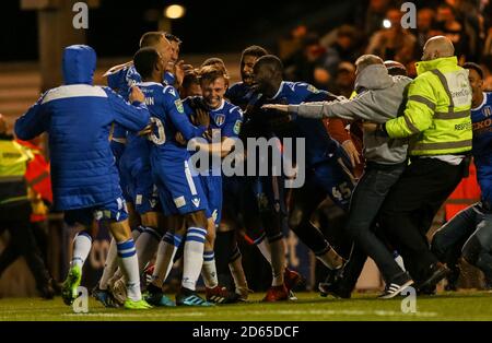 Colchester United festeggia vincendo la pena spara fuori Foto Stock