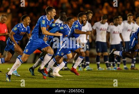 Colchester United festeggia vincendo la pena spara fuori Foto Stock