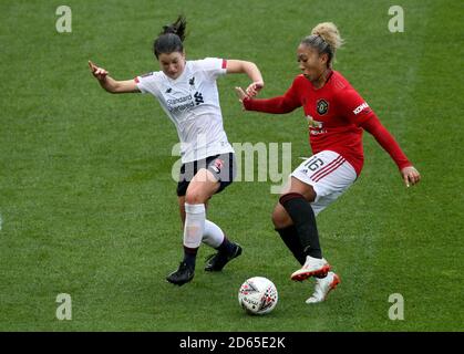 Lauren James del Manchester United (a destra) e Niamh Fahey di Liverpool combattono per la palla Foto Stock