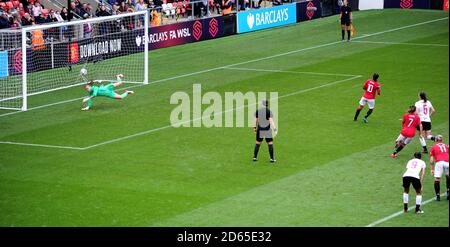 Katie Zelem del Manchester United segna il suo secondo gol laterale del gioco dal punto di penalità Foto Stock