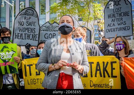 STATI UNITI. 14 ottobre 2020. Assemblywoman Catalina Cruz che parla al rally. Gruppi di attivisti politici, funzionari eletti locali e cittadini interessati si sono riuniti a Brooklyn, il 14 ottobre 2020, al di fuori del Tribunale distrettuale degli Stati Uniti, per il distretto orientale di New York, nell'ambito delle proteste coordinate a livello nazionale a favore del pubblico, E si oppone vocalmente a qualsiasi audizione o conferma di qualsiasi nuovo giudice della Corte Suprema fino a dopo l’insediamento del prossimo presidente. (Foto di Erik McGregor/Sipa USA) Credit: Sipa USA/Alamy Live News Foto Stock