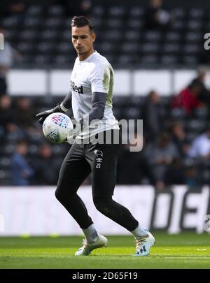 Il portiere della contea di Derby Kelle Roos si riscalda in campo prima del calcio d'inizio Foto Stock