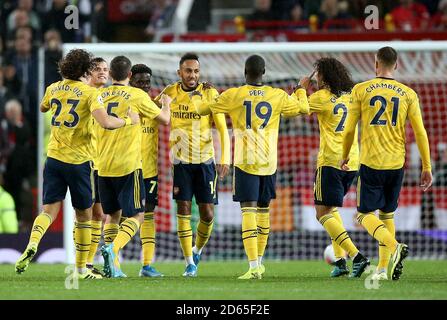 Pierre-Emerick Aubameyang (centro a sinistra) dell'Arsenal celebra il suo primo gol laterale del gioco Foto Stock