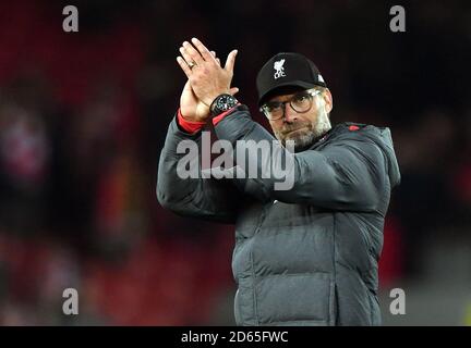 Il responsabile di Liverpool Jurgen Klopp applaude la folla dopo il fischio finale Foto Stock