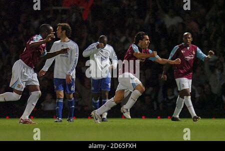 Carlos Tevez (2° da destra) di west Ham United festeggia con i suoi compagni di squadra dopo aver segnato il secondo obiettivo del gioco. Foto Stock