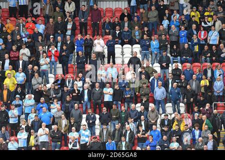 Una vista generale dei tifosi che viaggiano a Coventry City negli stand Foto Stock